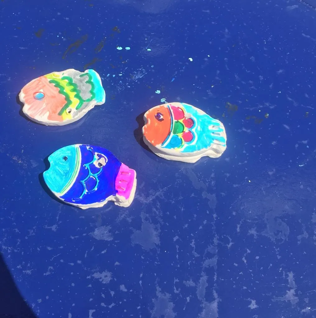 Selbst gebastelte bunte Fische