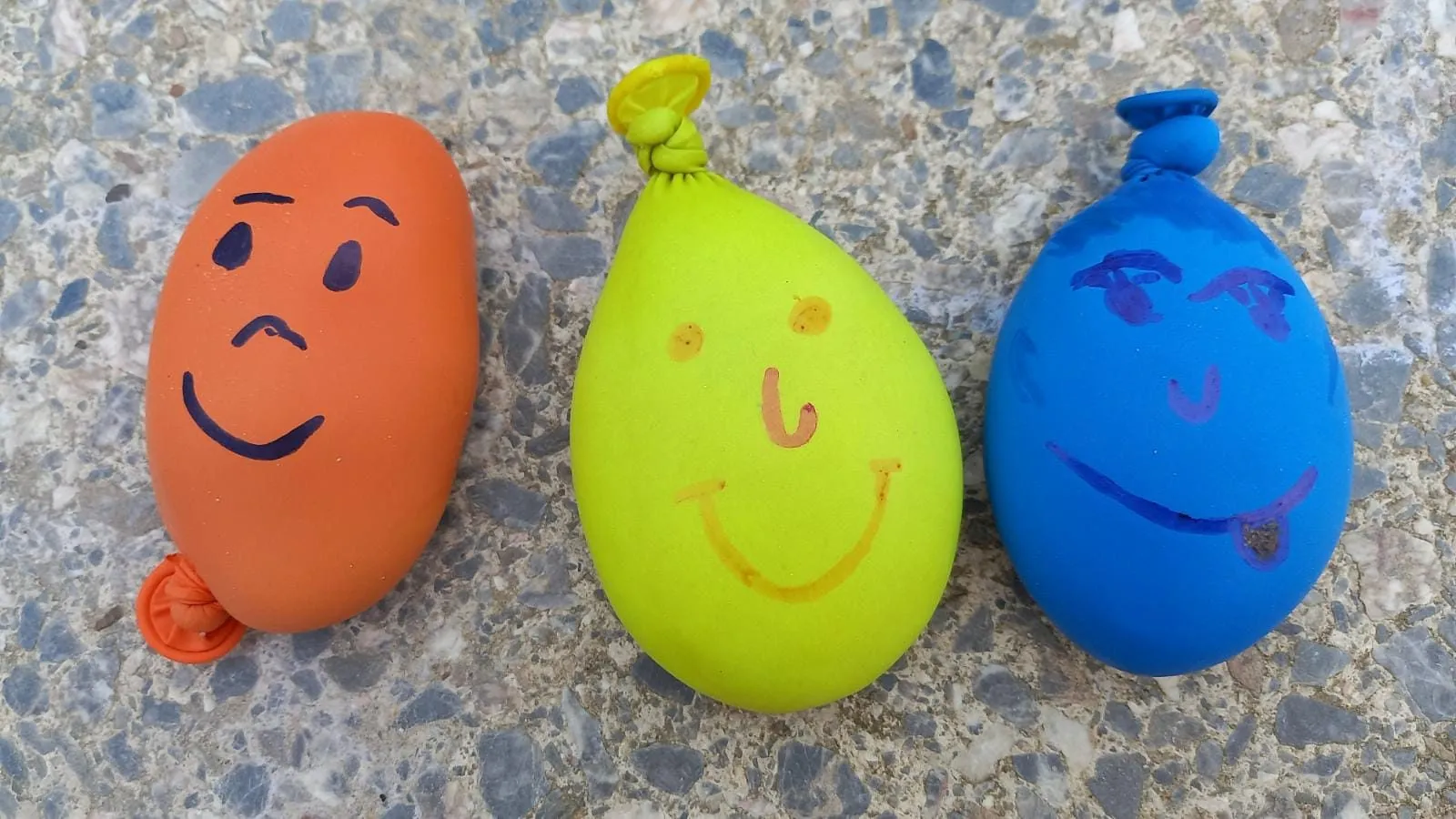 Bemalte Luftballons mit Gesichtern