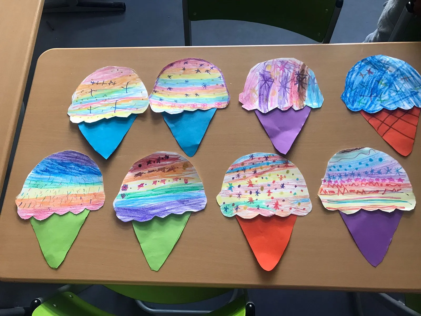 Gebastelte bunte Eis-Motive aus Papier