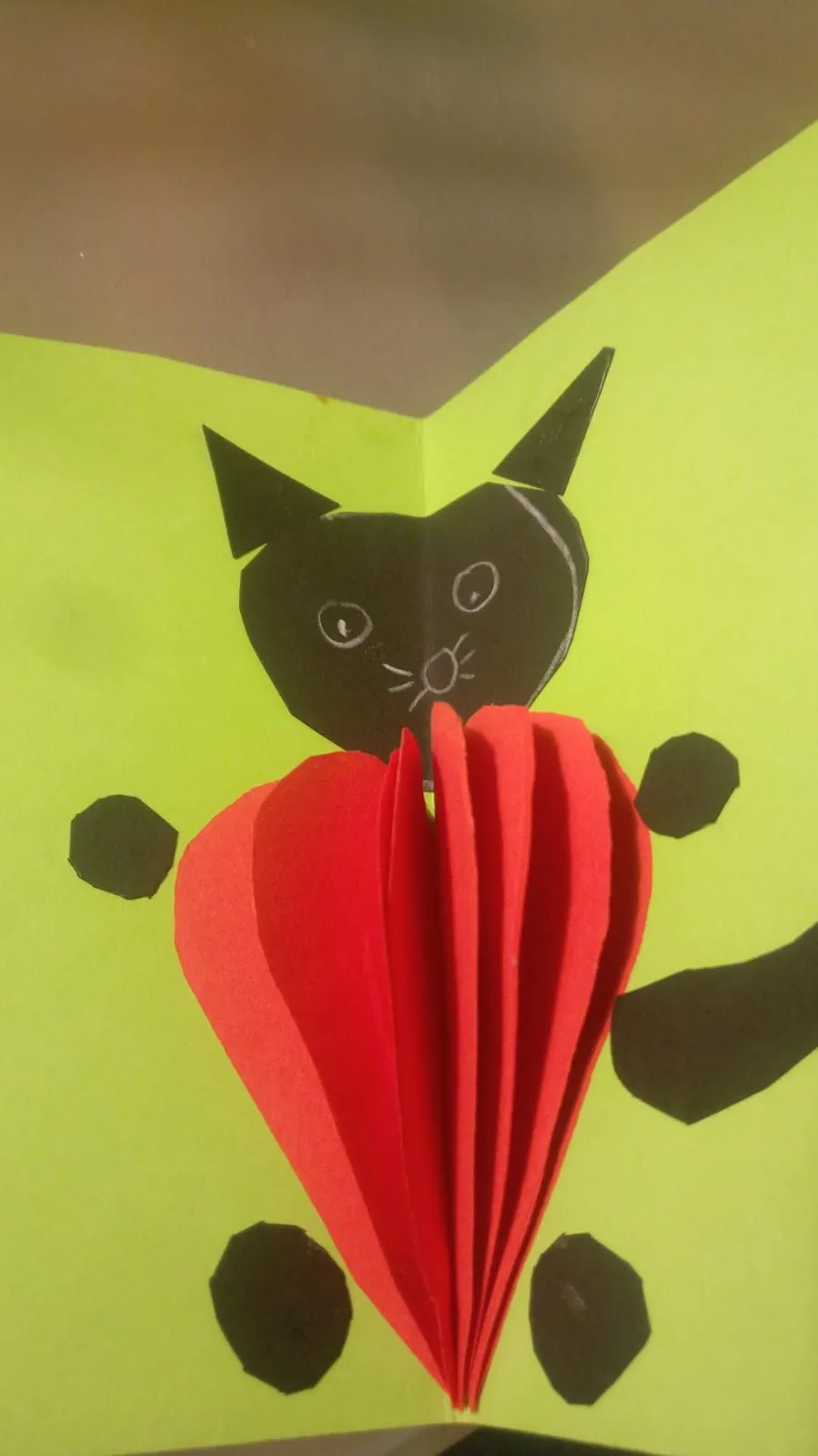 Gebastelte Katze aus Papier