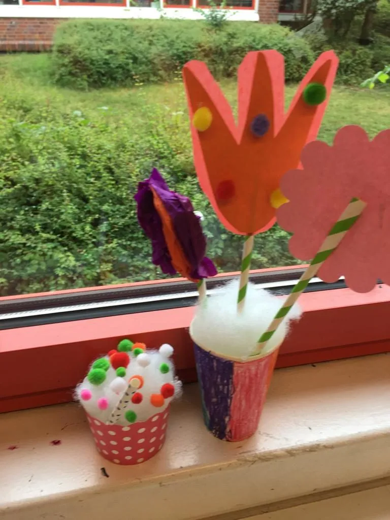 Gebastelte Papiertulpen und kleine Cupcakes
