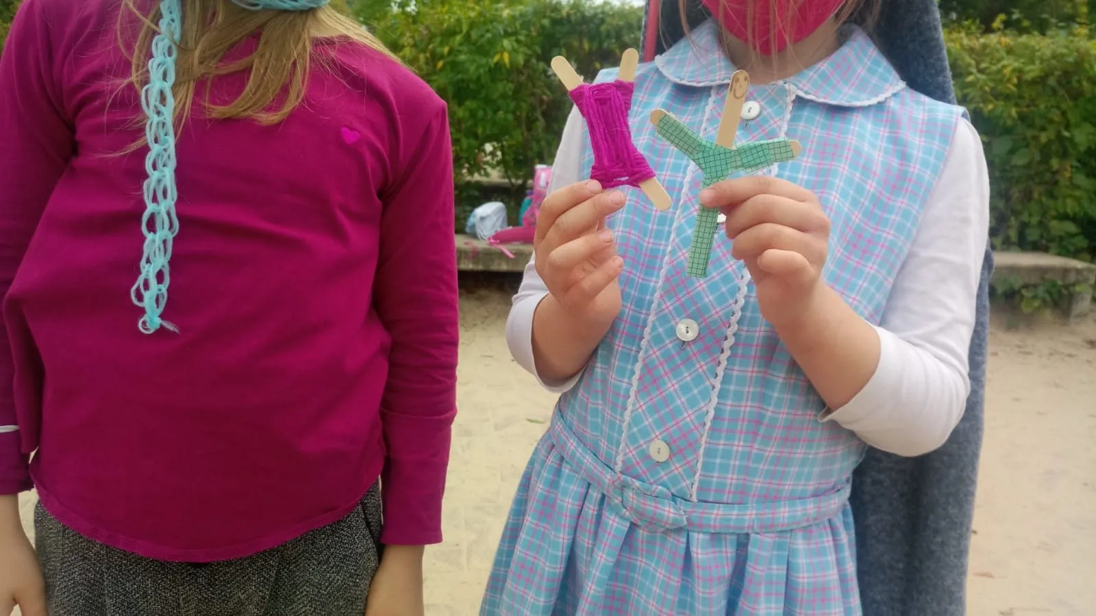 Kinder zeigen ihre Bastelarbeiten