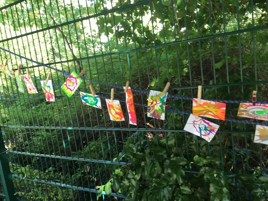 Kunstwerke der Kinder am Zaun ausgestellt