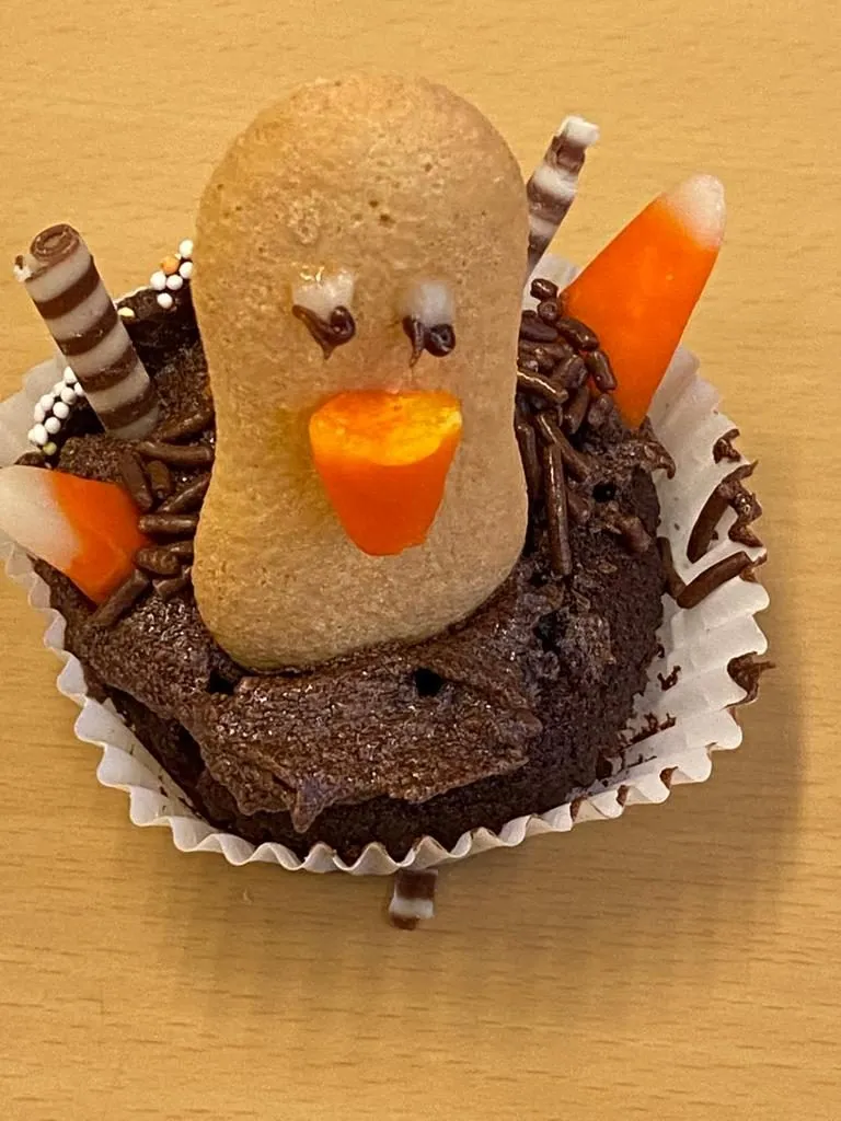 Gebackener Vogel aus Keks und Süßigkeiten
