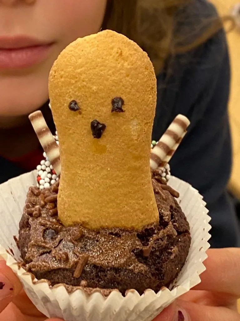 Vogel-Figur auf einem Muffin
