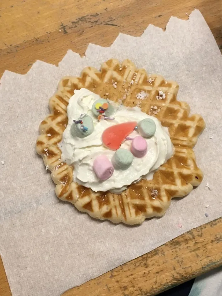 Selbst dekorierte Waffel mit lustigem Gesicht