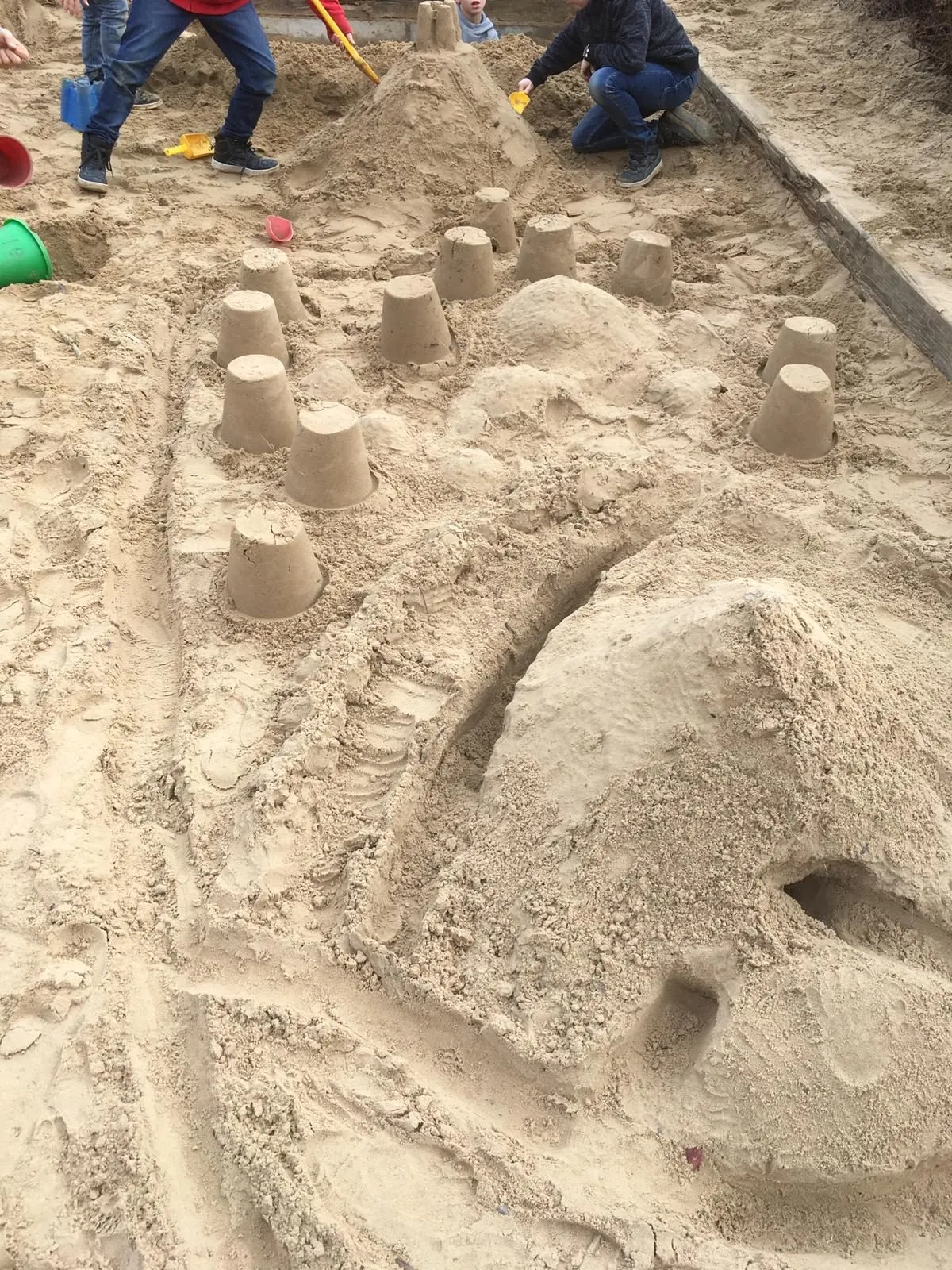 Sandburg im Sandkasten im Außenbereich