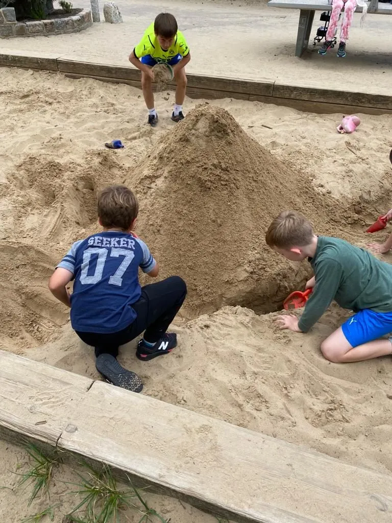 Kinder spielen gemeinsam im Sandkasten